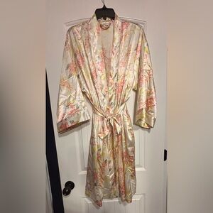 Vintage Romantic Mistique Intimates Pale Yellow Floral Satin Silky Robe, 2/3